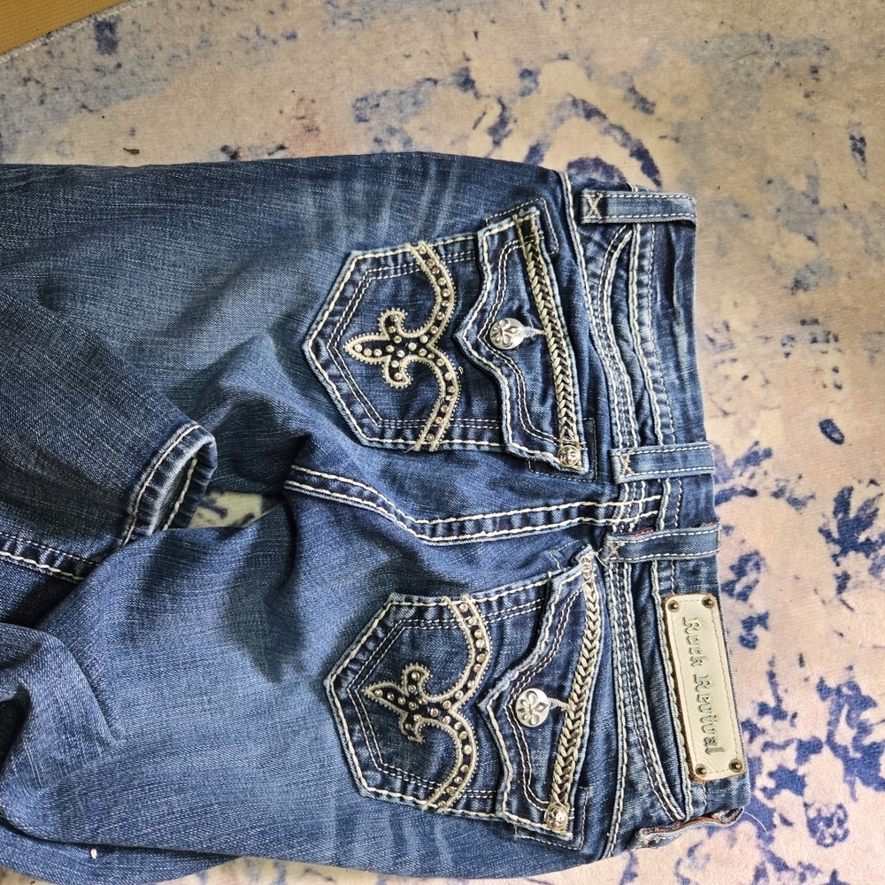 Rock Revival Women’s Jeans Size 26 Straight with zipper and embroidred pockets